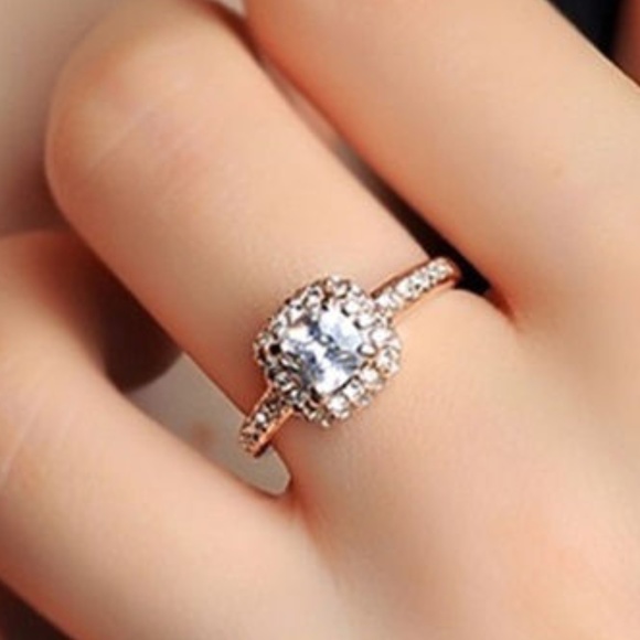 Stunning 18K Rose GP Swarovski Crystal Ring - Picture 8 of 8